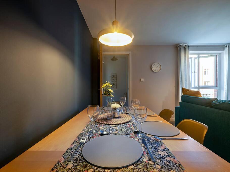 בלפסט Lovely 2 Bedroom Apt At Ormeau Park W/ Free Parking מראה חיצוני תמונה